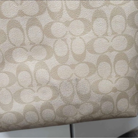 Coach Gallery Tote In Signature Canvas - Picture 10 of 12